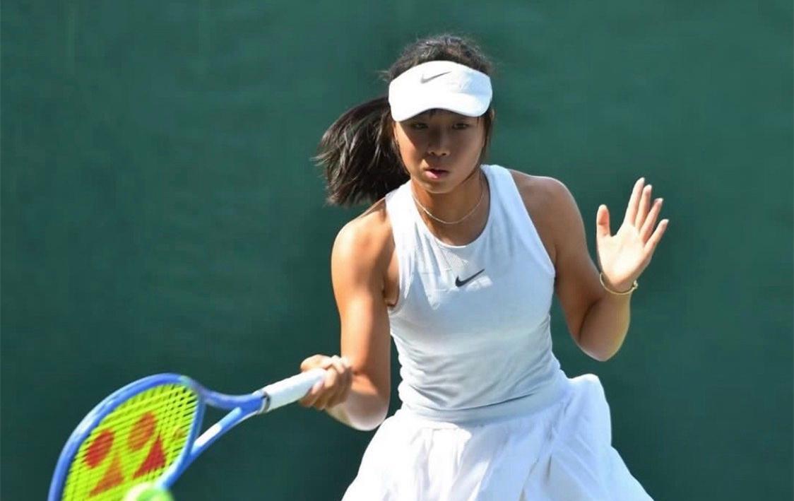 华体会官方app下载-2-0晋级第三轮！中国女网15岁新星闪耀成人赛：追赶郑钦文王欣瑜