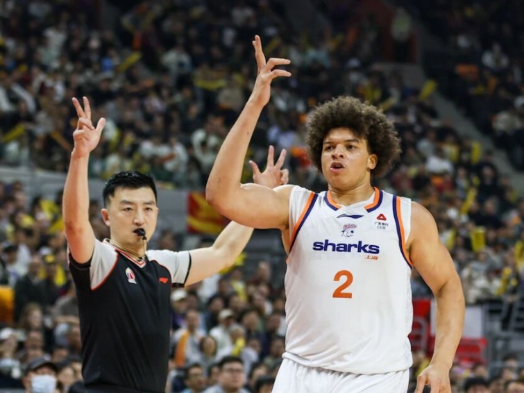 在线体育-狂胜50分！上海送四川25连败 7人上双豪取6连胜巩固第一